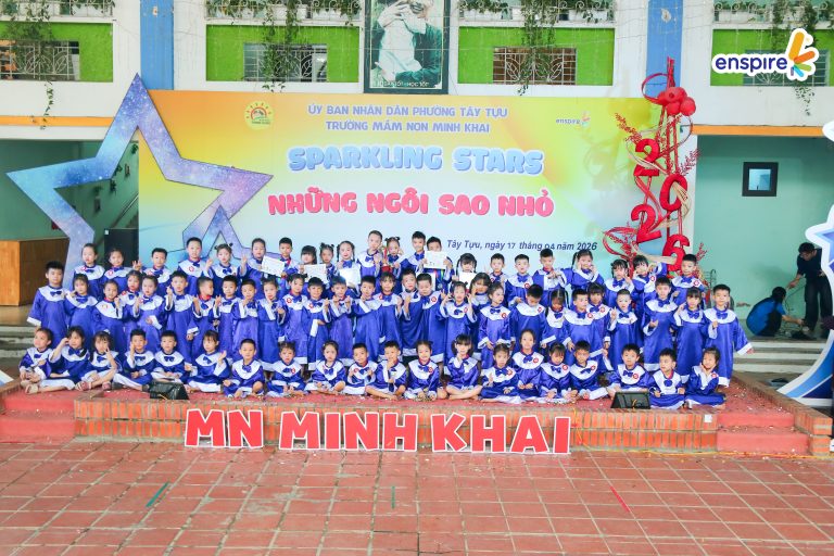 Học sinh chụp ảnh lưu niệm tại Rung chuông vàng 2026