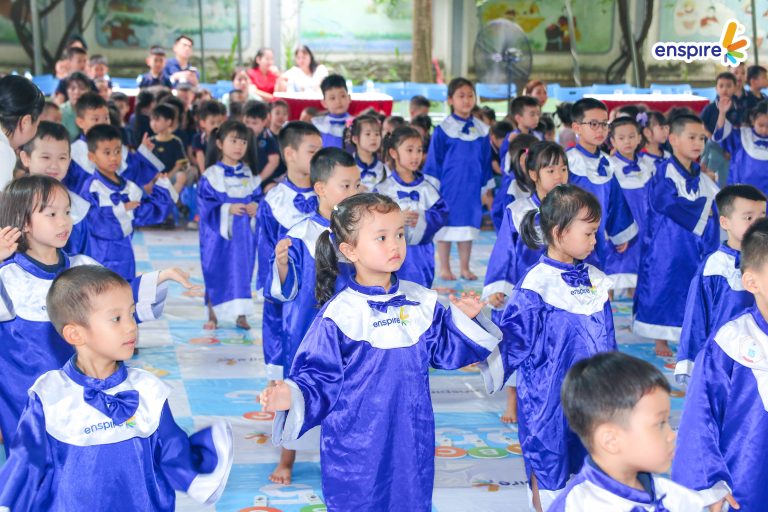 Học sinh tham gia văn nghệ Flashmob khởi động cuộc thi Tỏa sáng tài năng tiếng anh cùng enspire 2026