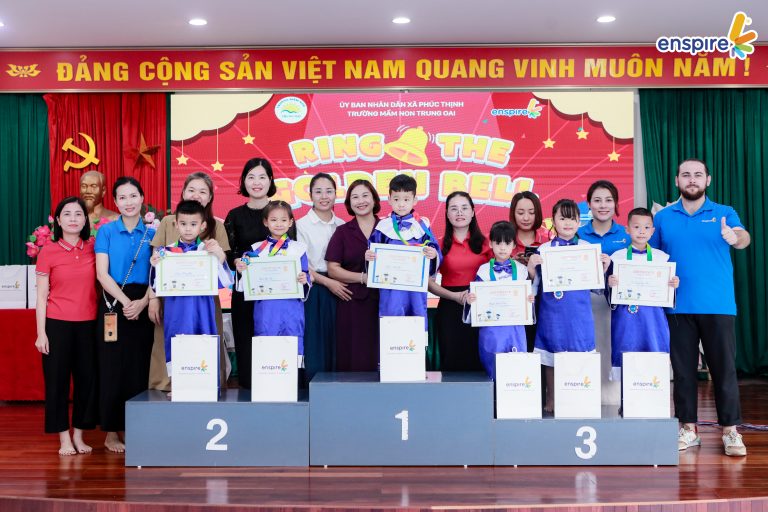 Bam giám hiệu Nhà trường cùng Đại diện Trung tâm chụp ảnh lưu niệm cùng các con.