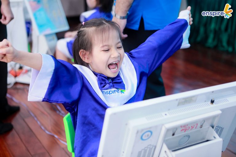 Học sinh Trường mầm non Trung Oai phấn khích khi trả lời được câu hỏi khó.