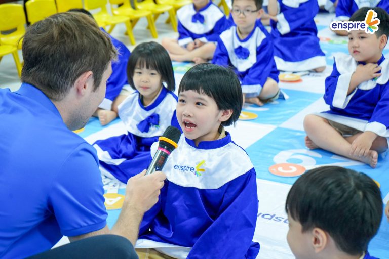 RUNG CHUÔNG VÀNG - TỎA SÁNG TÀI NĂNG TIẾNG ANH CÙNG ENSPIRE 2026 TẠI TRƯỜNG MẦM NON TUỔI THƠ – SÂN CHƠI BỔ ÍCH GIÚP TRẺ TỰ TIN TỎA SÁNG 1 RUNG CHUÔNG VÀNG - TỎA SÁNG TÀI NĂNG TIẾNG ANH CÙNG ENSPIRE 2026 TẠI TRƯỜNG MẦM NON TUỔI THƠ – SÂN CHƠI BỔ ÍCH GIÚP TRẺ TỰ TIN TỎA SÁNG 1