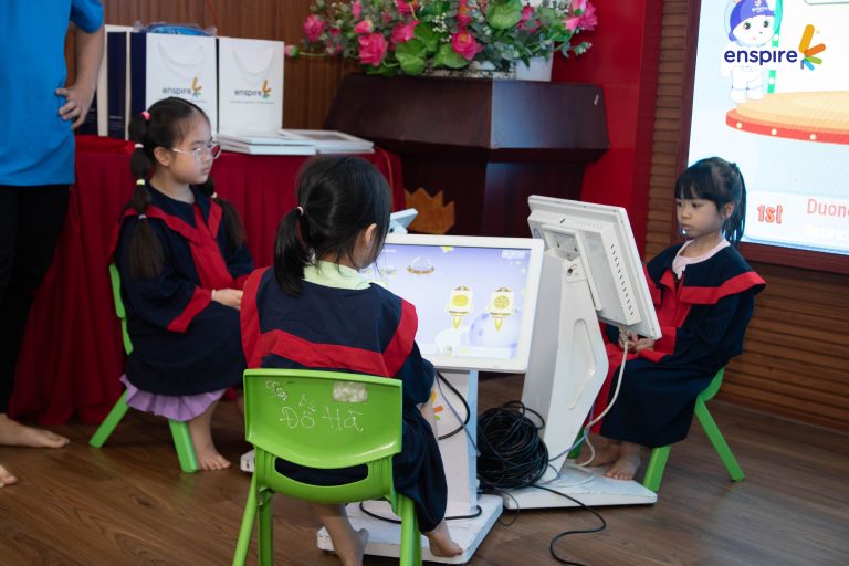RUNG CHUÔNG VÀNG TIẾNG ANH ENSPIRE 2026 TẠI TRƯỜNG MẦM NON SƠN CA 2 Không khí cuộc thi trở nên sôi động khi các thí sinh nhí đồng loạt trả lời câu hỏi trên máy tính 21inch